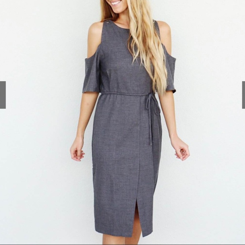 Gray cold shoulder dress 🤍 From @XOmandysue